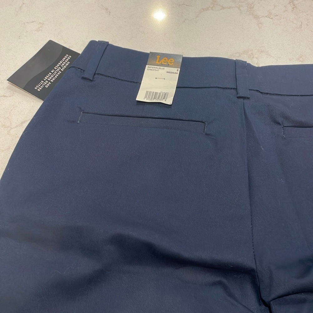 Lee Womens relaxed fit, straight leg, size 6 medium length navy blue pant